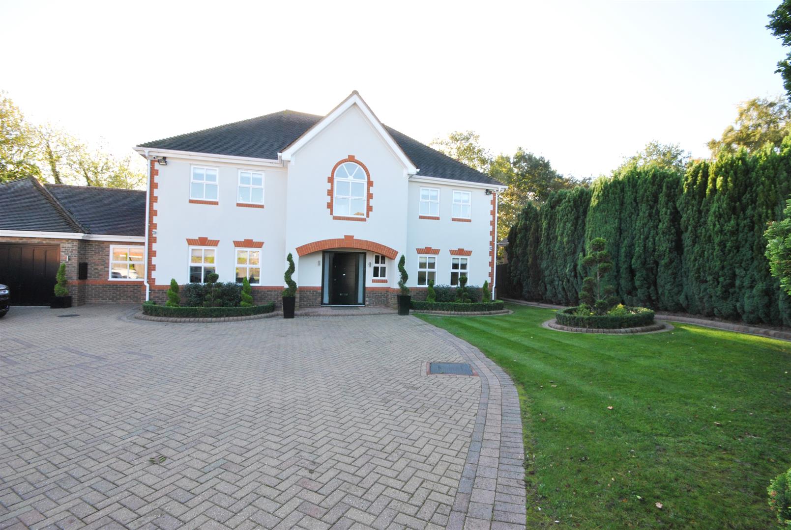6 Bedrooms, House - Detached